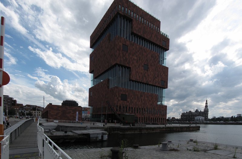 antwerpen05.jpg - Het MAS (Museum Aan de Stroom). Het grote museum van Antwerpen. Het gebouw is 60 meter hoog en vanaf het dak heb je een prachtig uitzicht over de stad.