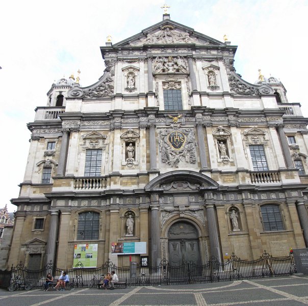 antwerpen06.jpg - Op de terugweg naar de binnenstad komen we langs de Sint Carolus Borromeuskerk. De kerk kan niet bezocht worden aangezien er een paar jaar geleden brand heeft gewoed. Men is bezig met een restauratie.