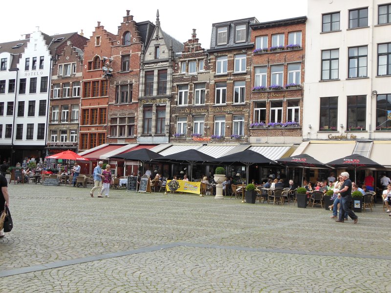 antwerpen08.JPG - Aan de voet van de Onze-Lieve-Vrouwekathedraal is het gezellig druk met veel terrasjes.