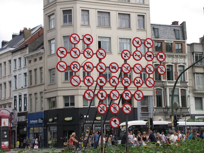 antwerpen13.JPG - Bij de Keyserlei is heel veel verboden. We vermoeden een kunstwerk.