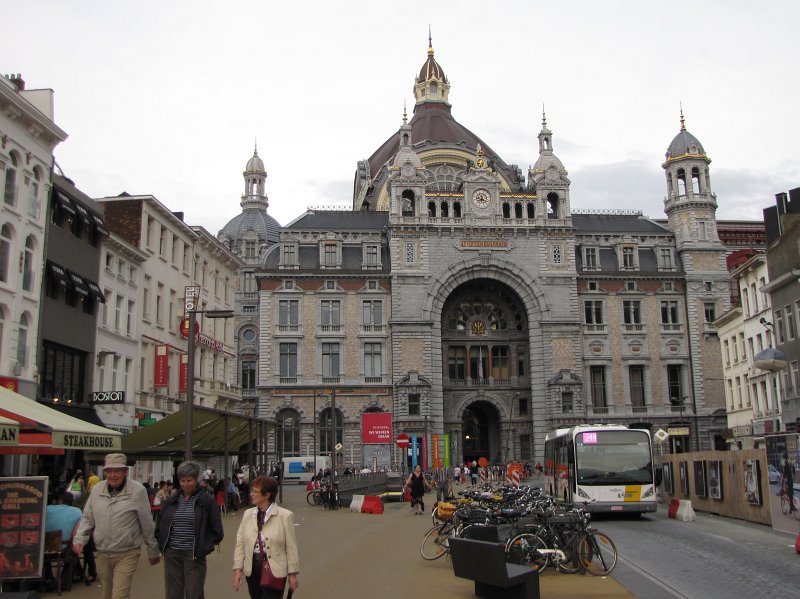 antwerpen21.JPG - Het centraal station van Antwerpen is meteen een prachtig visitekaartje van de stad. Na een grote renovatie, plus een enorme verbouwing wegens de komst van de hoge snelheidstrein, is het station nu een plaatje.