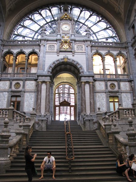antwerpen22.JPG - Vanuit de stationshal leiden statige trappen naar de perrons.