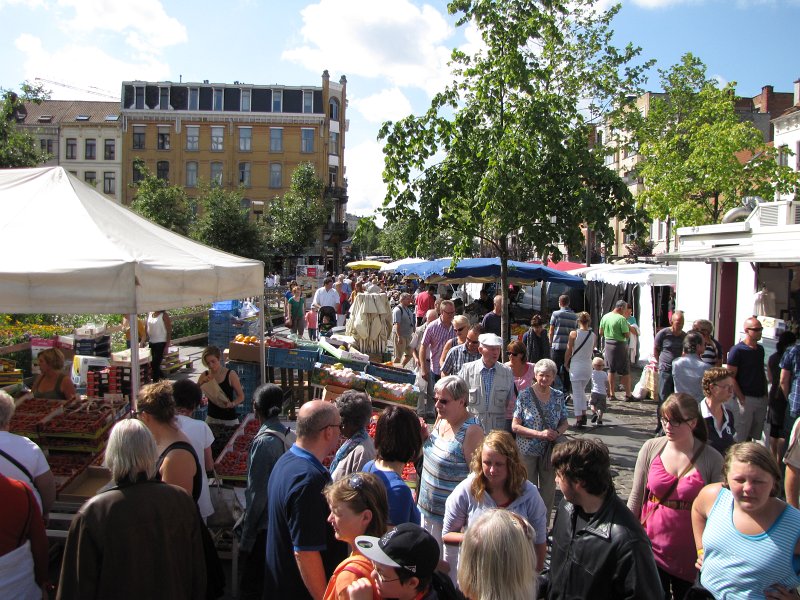 antwerpen25.JPG - Op de markt is het een drukte van belang. En je kunt er werkelijk van alles krijgen.