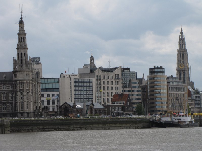 antwerpen38.JPG - Beeld van Antwerpen vanaf de Schelde. Links het gebouw van het loodswezen. Daarachter, net nog zichtbaar, de Boerentoren (of KBC toren). In het midden de toren van de Sint Pauluskerk. Rechts de Onze-Lieve-Vrouwekathedraal.