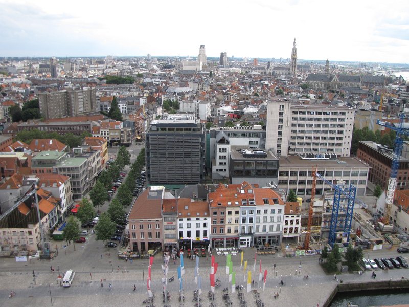 antwerpen44.JPG - Vanaf het MAS een kijkje richting stad. In het midden zie je de Boerentoren. Rechts de hoge toren van de Onze-Lieve-Vrouwekathedraal en rechts daarvan de toren van de Sint Pauluskerk.