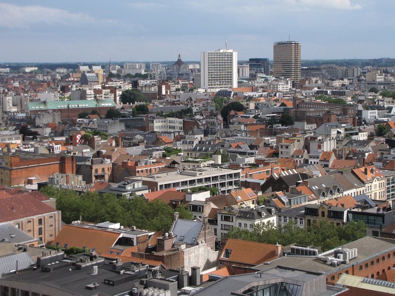 antwerpen45.JPG - Kijk je verder naar links dan zie je de koepel van het centraal station.