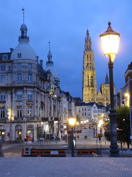 antwerpen47.JPG - Zondagavond nog even wat avondfoto's gaan maken. Hier de Onze-Lieve-Vrouwekathedraal vanaf de Scheldekaai.
