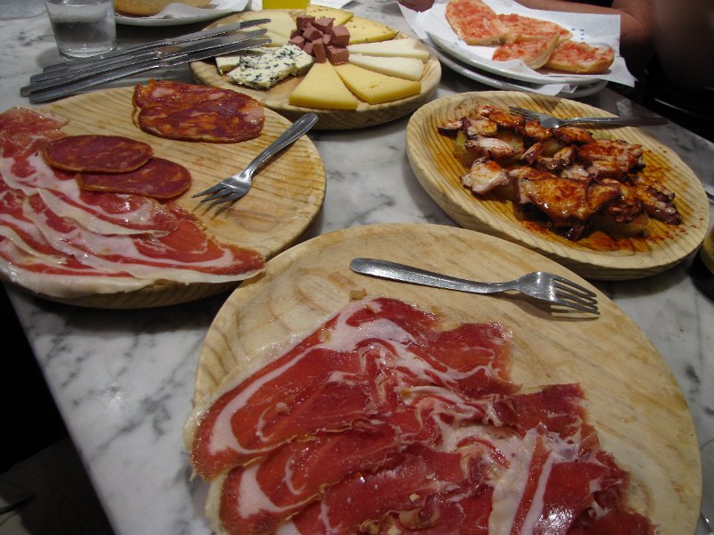 tapas.jpg - De tweede dag sluiten we in stijl af door in een Catalaans restaurant een lekkere sortering Tapas te bestellen. Heerlijk!