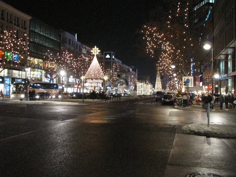 Kurfurstendamm_kerstsfeer.jpg - Na het inchecken in het hotel wandelen we de Kurfürstendamm op. Richting de Gedächtniskirche (die trouwens volledig ingepakt is voor renovatie) is het één en al kerstlichtjes.