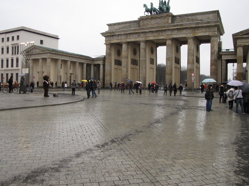 brandenburgertor.jpg - Het miezert als we bij de Brandenburgertor aankomen. We hebben een afspraak bij de Reichstag, maar we hebben nog even tijd om bij het Sovjetmonument te gaan kijken.