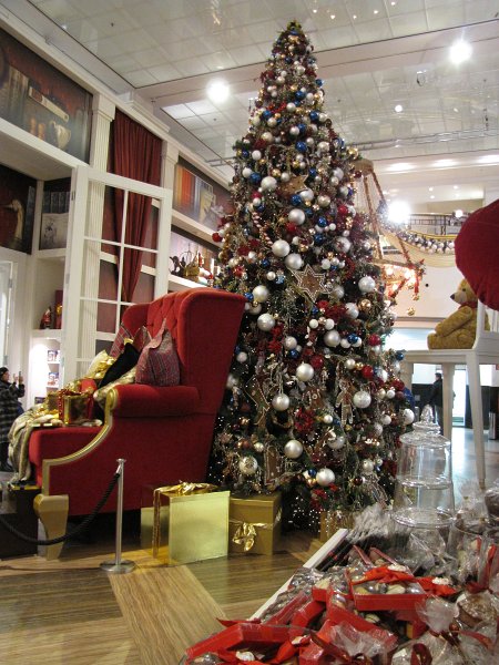 kerstboom_kadewe.jpg - Ook Kadewe pakt bij de ingang flink uit.