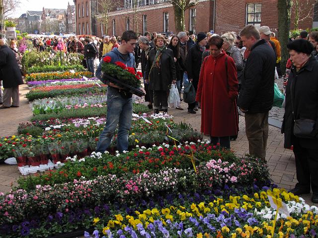 bloemetjesmarkt_brugstraat.jpg - Drukte in de brugstraat.