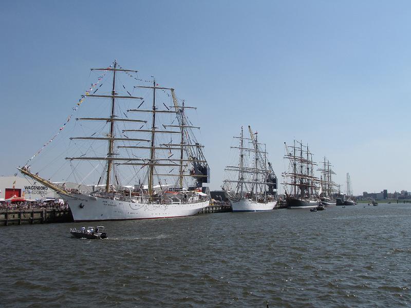 delfsail_barken_overzicht.jpg - Overzicht van een aantal tall ships. Van links naar rechts: de Dar Mlodziezy uit Polen, de Statsraad Lehmkuhl uit Noorwegen, de Sedov uit Rusland en de Kruzenshtern uit Rusland.