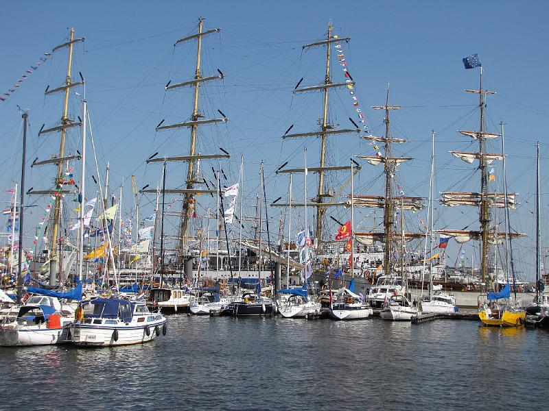 delfsail_overzicht_haven2.jpg - Overzicht van de haven met links de masten van de Mir en rechts de masten van de Europa.