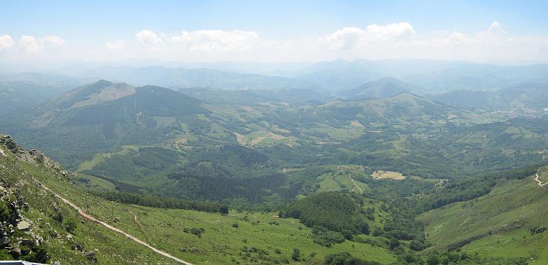 Pyreneeen_uitzicht2.jpg - Uitzicht vanaf de top van de col de saint Ignace. Samenvoeging van 3 foto's met behulp van Autopano.