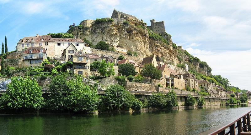 beynac_panorama.jpg - De Dordogne met Beynac-et-Cazenac. Boven op de rots ligt het kasteel van Beynac.De foto is een samenvoeging van 5 foto's.
