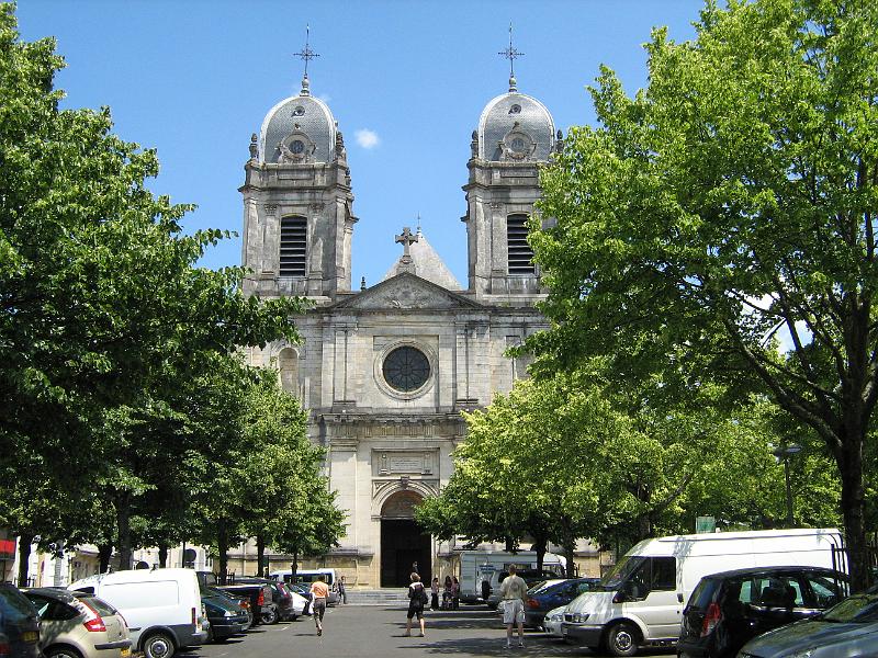 dax_kathedraal.jpg - Kathedraal van Dax. Een stad die we verder niet echt bijzonder vonden. Jammer trouwens dat men van het plein voor de kathedraal een parkeerplaats heeft gemaakt.