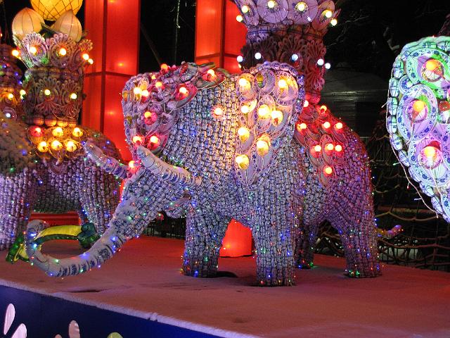 festival_of_lights_theekopjes.JPG - Geheel gemaakt van theekopjes, mokken en diverse schoteltjes.