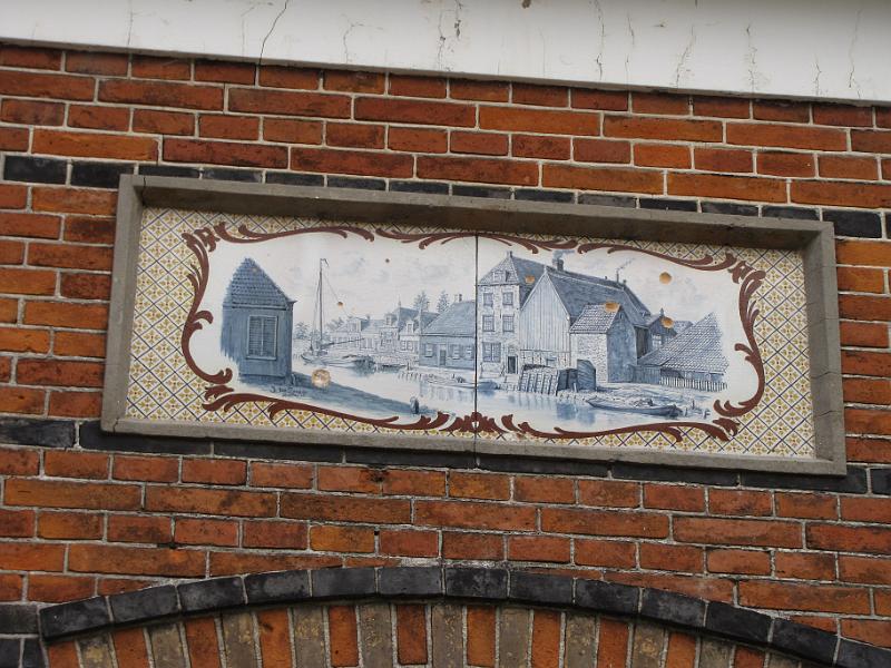 detail_geveltegels_makkum.jpg - Met mooie tegeltjes in de gevel.