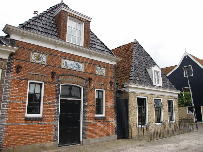 geveltegeltjes_turfmarkt_makkum.jpg - Aan de Turfmarkt van Makkum staat dit kleine huisje.