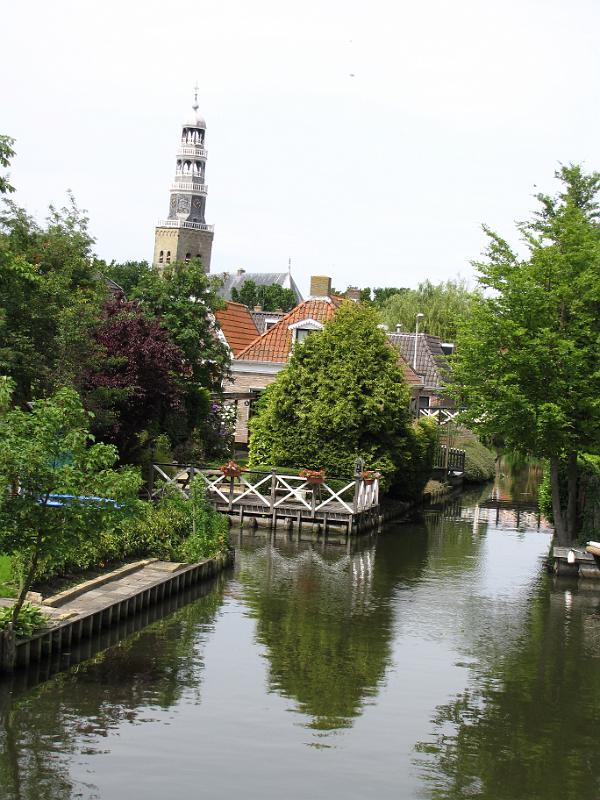 hindeloopen_kerktoren.jpg - Één van de vele waterwegen in Hindeloopen. En ja, de kerktoren staat inderdaad uit het lood.