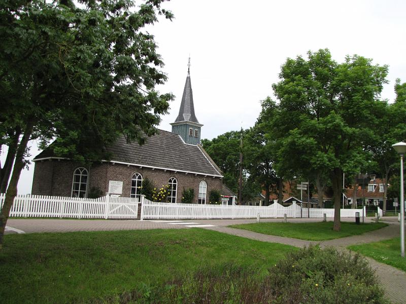 kerk_allingawier.jpg - Allingawier is een klein dorpje waarvan een deel ingericht is als museum. Hier het kerkje bij de ingang.