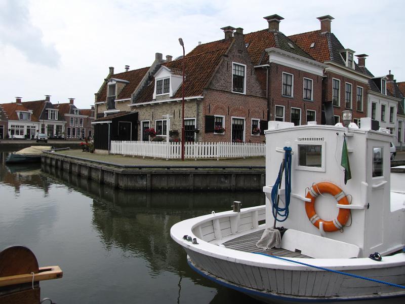pruikmakershoek_makkum.jpg - Onze 2e wandeldag loopt van Workum naar Makkum. De noorderwind is stevig, dus we besluiten om de route van Makkum naar Workum te lopen. Op die manier hebben we de wind een groot deel in de rug. De foto laat een stukje van het oude centrum van Makkum zien, de pruikmakershoek.