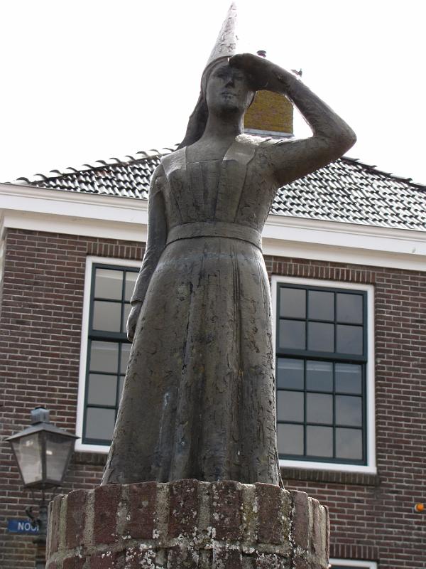 vrouwtje_van_stavoren.jpg - Het friese kustpad is een LAW-route van 132 km die loopt van Stavoren aan het IJsselmeer naar Lauwersoog aan de Waddenzee. De eerste etappe start aan de voeten van het Vrouwtje van Stavoren.