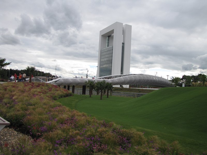 floriade31.jpg - Op een wisselvallige zondag in Juli besluiten we om de Floriade te bezoeken. Langs de Innovatoren bereik je het Floriade terrein.
