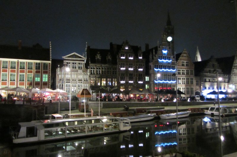 korenlei.jpg - De Korenlei bij avond. Mooi verlicht en gezellig druk op de (verwarmde) terrassen.