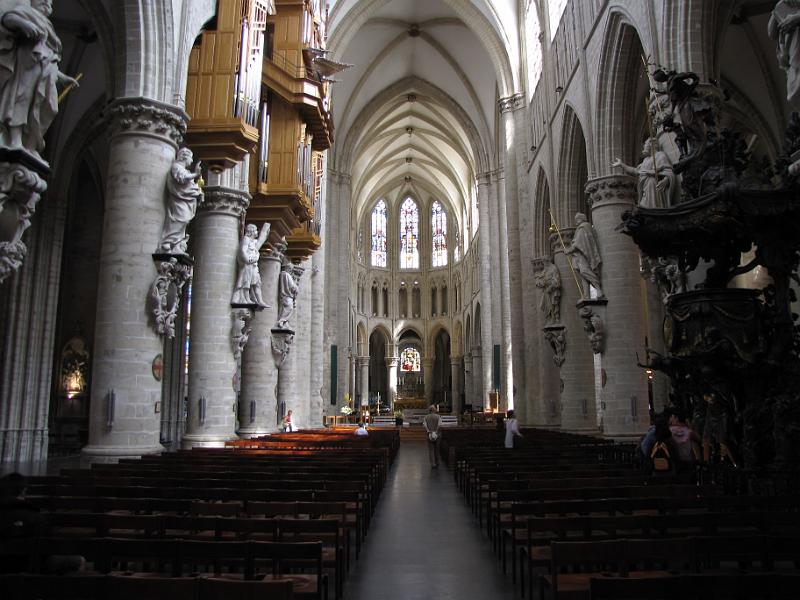 brussel_kathedraal_interieur.jpg - Het schip van de kathedraal van Sint-Michiel en Sint-Goedele.