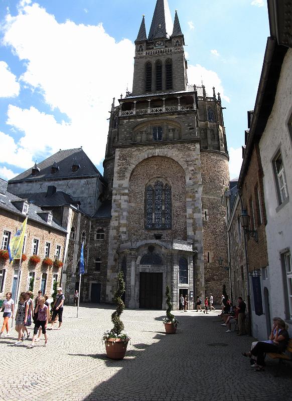 domhof_aachen.jpg - Domhof van Aken. De dom werd van binnen gerestaureerd, dus die konden we helaas niet bezichtigen.