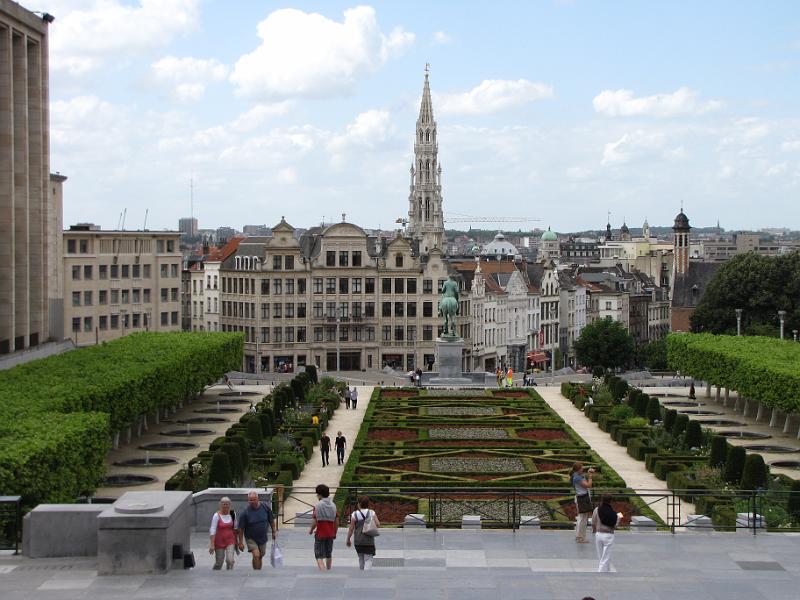 hofberg_uitzicht_brussel.jpg - Het ruiterstandbeeld van Koning Albert kijkt vanaf de hofberg neer op Brussel. In het midden de toren van het stadhuis.