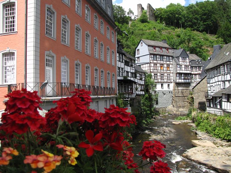 monschau_rur.jpg - Fraaie vakwerkhuizen langs de Rur. Links het rode huis, op de achtergrond de ruine van Monschau.