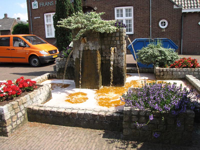 oranje_fontein.jpg - Onze wandelzondag is de dag dat de voetbalfinale Nederland - Spanje word gespeeld. In Sint Odiliënberg kleurt de fontein dan ook oranje.