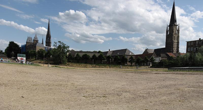 skyline_sittard.jpg - Skyline van Sittard, het eindpunt van de Pieterpad etappe. Rechts de toren van de basiliek van Onze-Lieve-Vrouw van het Heilig Hart, links op de foto het voormalig Dominicanenklooster en Jezuïeteninternaat.