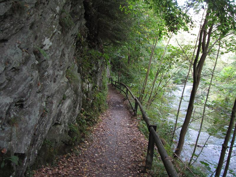 altenbrak_bodetal.jpg - Zaterdag is onze 6e en laatste dag van de Hexen-stieg. De route loopt vandaag van Altenbrak via Treseburg naar Thale. Hier een pad langs de bode in de buurt van Altenbrak.