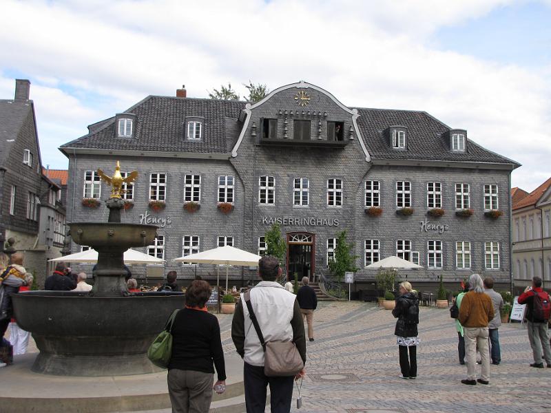 goslar_kammerei_gebouw.jpg - 15:00 uur is één van de tijdstippen waarop het klokken- en figurenspel op de Kämmerei speelt.