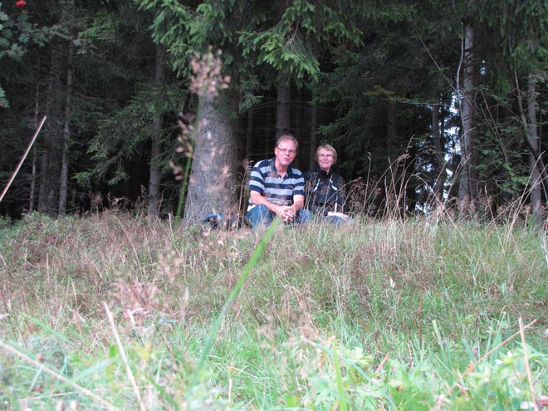 pauze_opde_sieberberg.jpg - Donderdag zijn we aangekomen, we besluiten om vrijdagochtend eerst maar eens een wandeling rond St. Andreasberg te maken.Ik heb een rondwandeling van 8 km in een boekje gevonden en dat lijkt ons wel een aardige start.Hier zitten we op een bankje te genieten van een korte pauze.