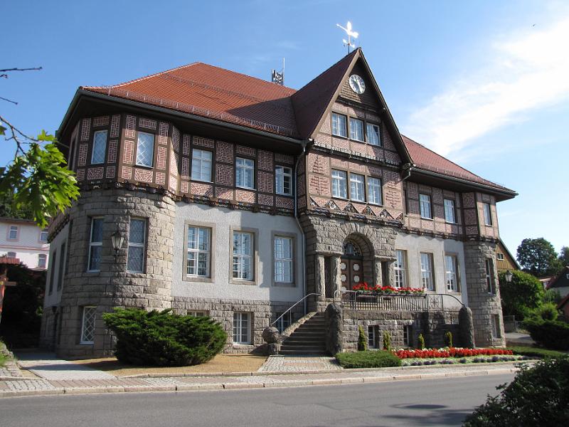 schierke_gemeentehuis.jpg - We zijn aangekomen in Schierke. Hier een foto van het gerestaureerde gemeentehuis.