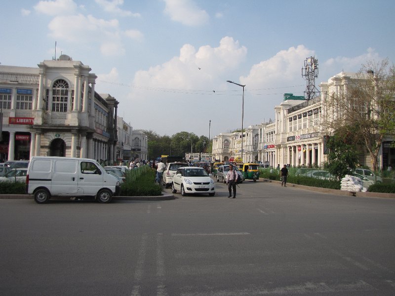 connaught_place.jpg - We sluiten de middag af met een rit naar Connaught place. Dit plein, dat omringt wordt door een aantal ringen met gebouwen is genoemd naar the Duke of Connaught. Connaught place is één van de duurste business districten in de wereld en telt veel luxe winkels.Na een kleine rondwandeling besluiten we de middag hier met een lekker fris drankje bij Costa.