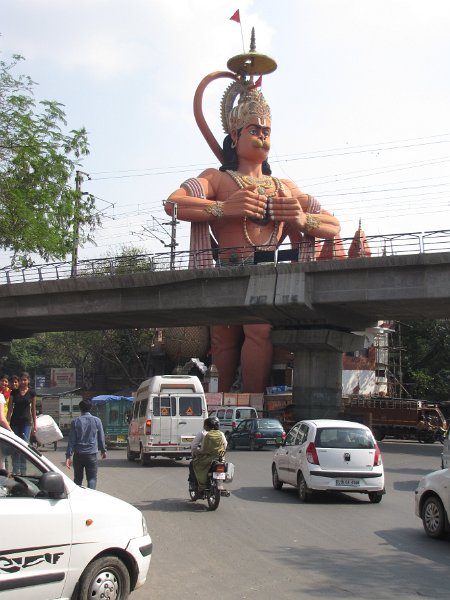 hanuman_temple.jpg - Als eerste gaan we even kijken bij de tempel van Hanuman. Het standbeeld van de sprekende aap god staat vlak naast de metro lijn.