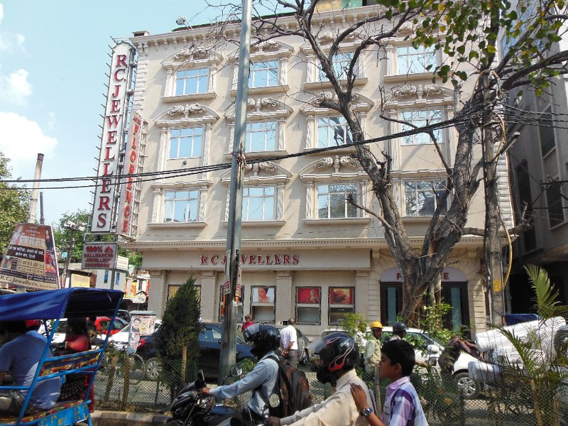 hotel_florence.jpg - Onze vakantie in India begint in Delhi. We verblijven hier in hotel Florence, een hotel gelegen boven een grote juwelierszaak.In de straten rond het hotel liggen meerdere juwelierswinkels en het is als Nederlander vreemd om overal bewakers met geweren te zien zitten en rondlopen.