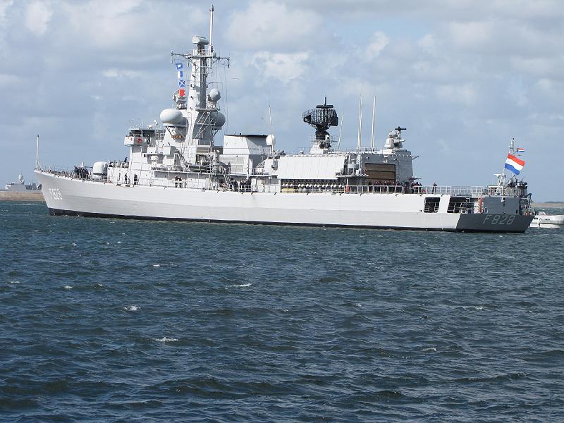 hr_ms_van_speijk.jpg - Op weg naar zee voor een trip van 3 maanden naar oa New York en Willemstad op Curaçao.