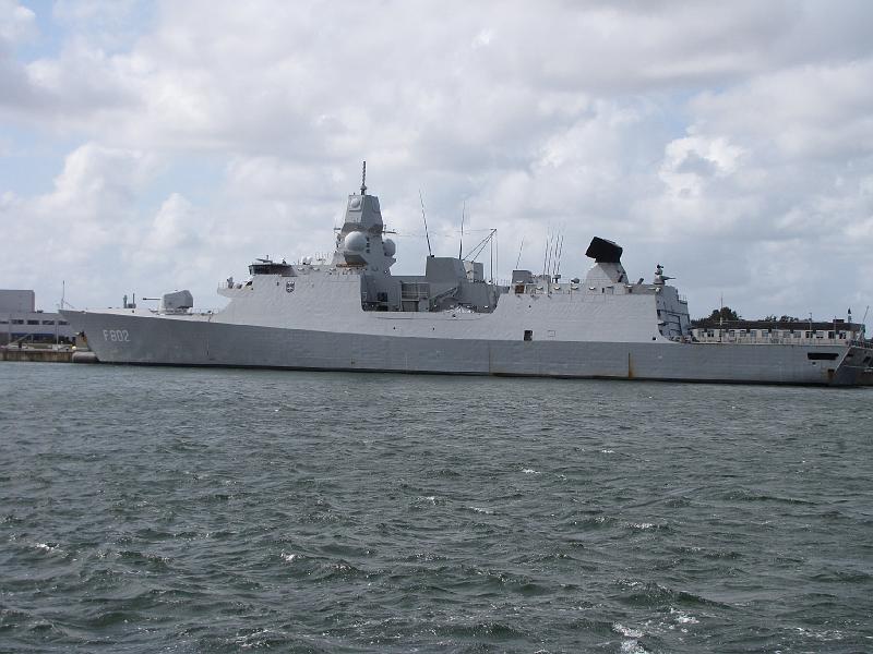 zeven_provincieen.jpg - Aan een andere kade lag Hr.Ms. Zeven Provinciën (F802).