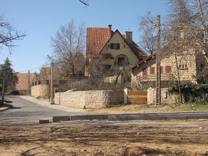 150312_ifrane.jpg - Onze koffie-stop is in Ifrane. Een echte wintersportplaats die door de Fransen gebouwd is. De bouwstijl is dan ook volledig europees.