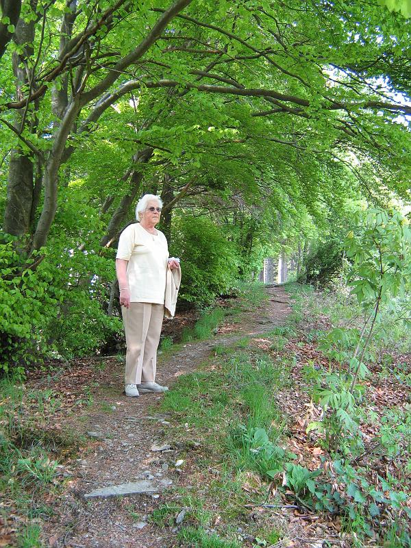 oma_downhill.jpg - Het mooie weer is terug gekomen. De dames gaan samen een wandeling in de omgeving maken.