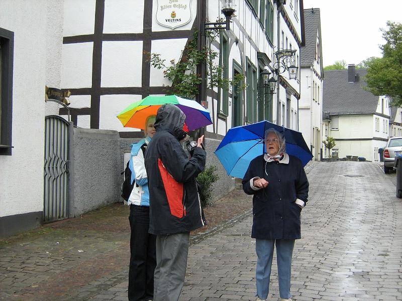 regenweer.jpg - Tegen de tijd dat we in Arnsberg zijn regent het volop. We hebben zelfs nog een paar extra paraplu's gekocht.