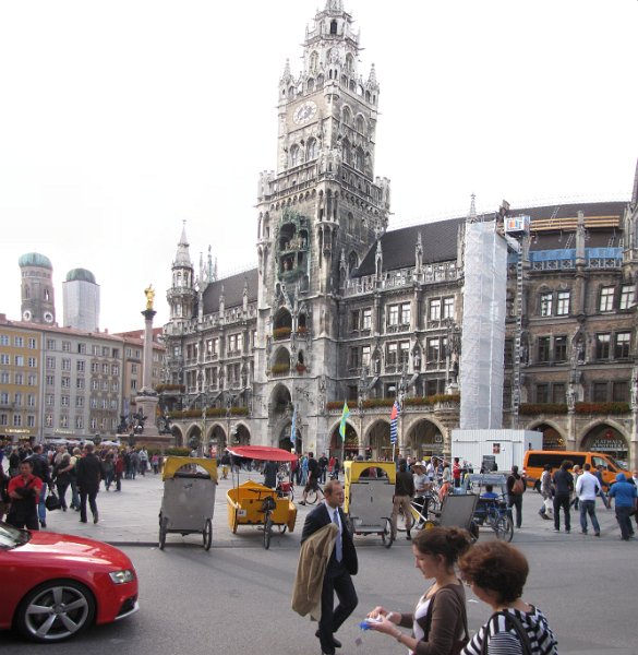 marienplatz_munchen.jpg - In de avond even nog de binnenstad van München in. Prominent aanwezig, het fraaie neues rathaus. Links zie je de torens van de Frauenkirche. Helaas voor een deel ingepakt voor restauratie.