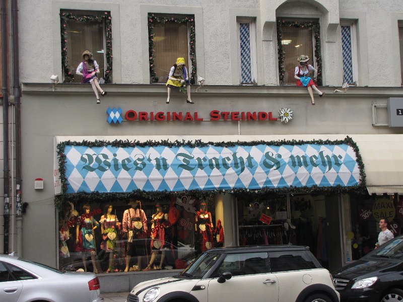 trachtenkleiding_winkel.jpg - Leuke voorgevel van een echte trachtenkleidung winkel. Voor al je wensen op Dirndl en Lederhosen gebied.